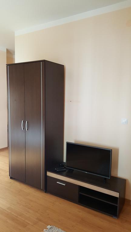 Roman Gardens Studio Apartment Risan Bagian luar foto