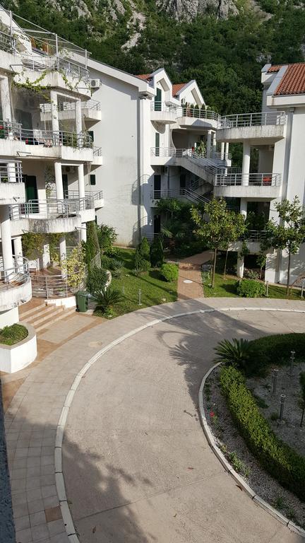 Roman Gardens Studio Apartment Risan Bagian luar foto