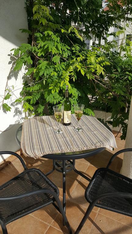 Roman Gardens Studio Apartment Risan Bagian luar foto