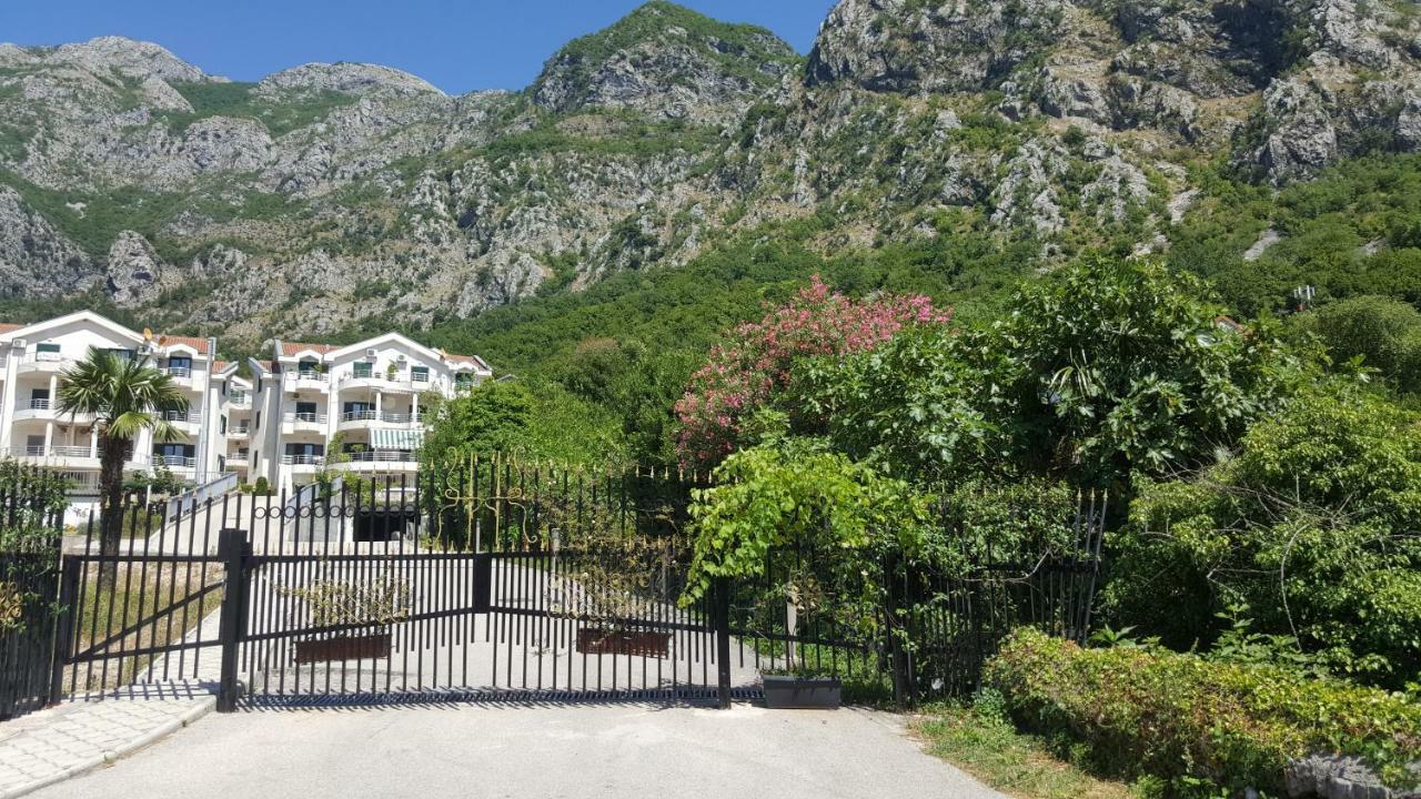 Roman Gardens Studio Apartment Risan Bagian luar foto