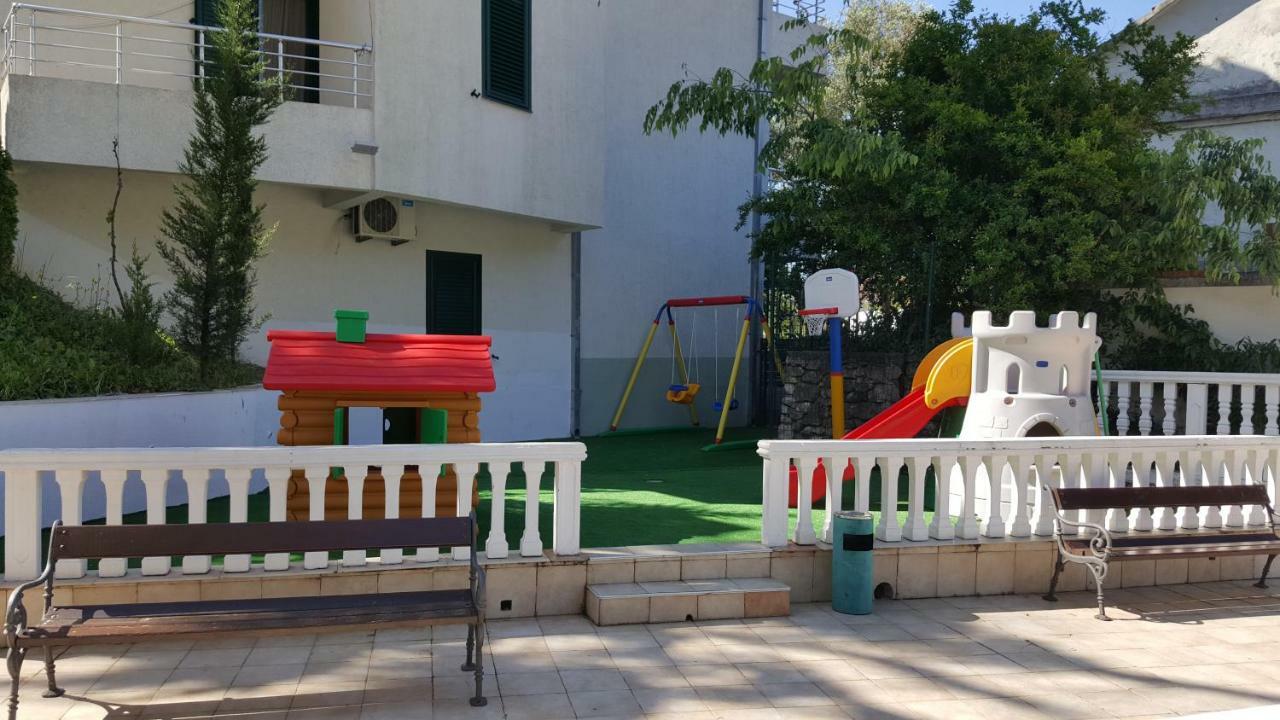 Roman Gardens Studio Apartment Risan Bagian luar foto